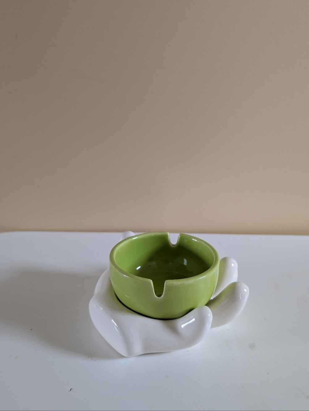 CERAMIC HAND HOLDING VINTAGE ASHTRAY